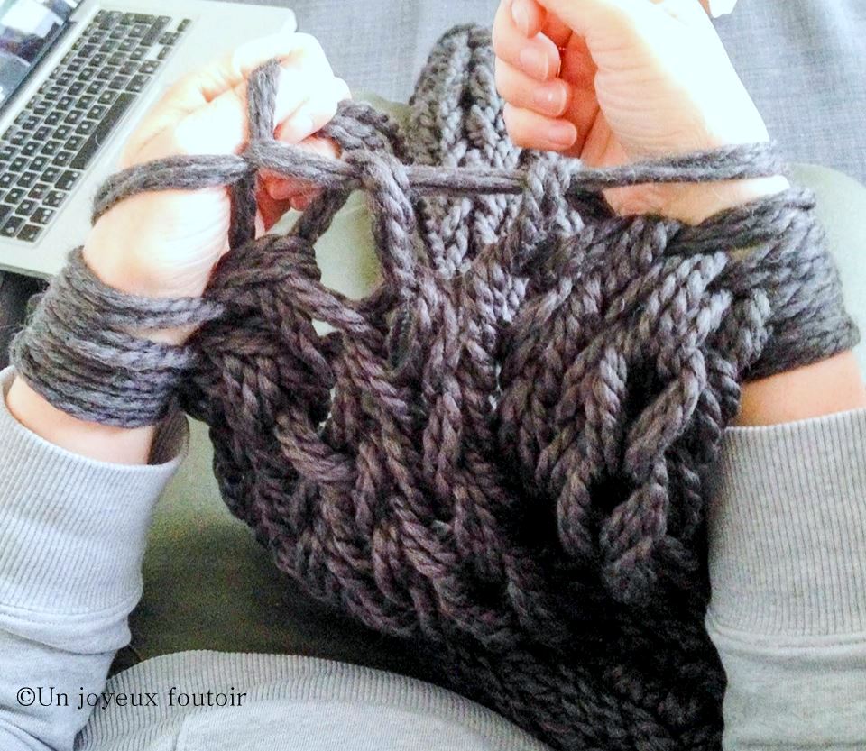 tricoter une echarpe avec ses mains